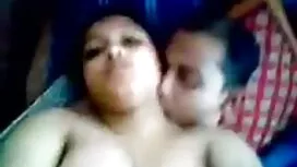 কোঁকড়ানো গভীর মুখের ...